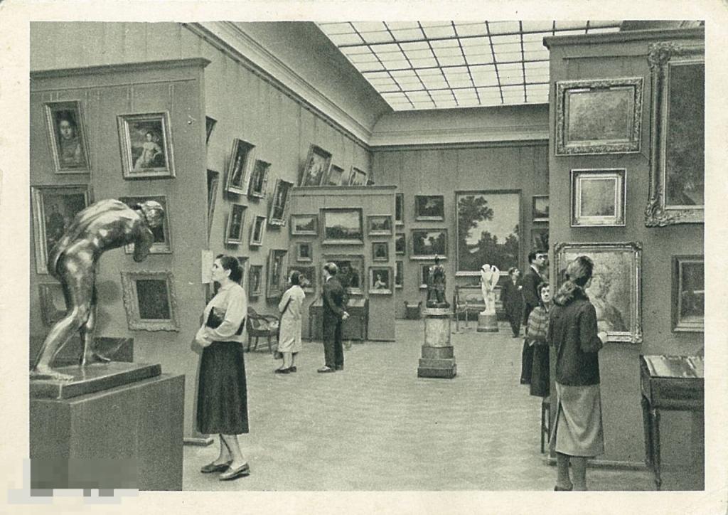 Третьяковская галерея. Интерьер зала живописи 18 - начало 19 века. 1959 г.
