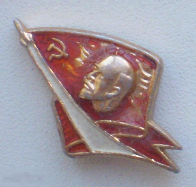 Ленин в профиль на фоне красного флага + спутник. Без булавки. Потрепан