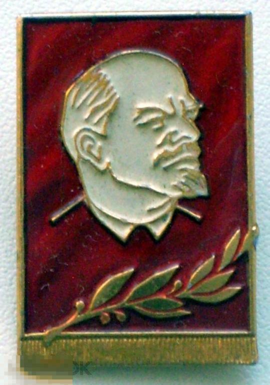 Ленин на фоне красного флага. Лавровая ветвь