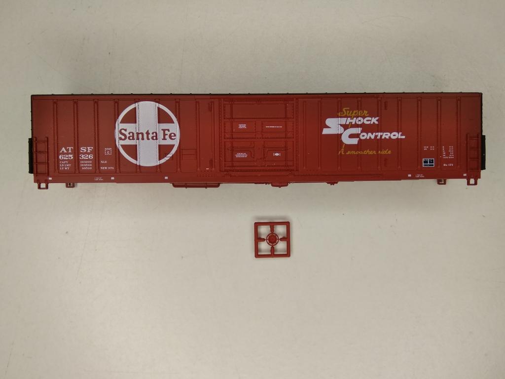 9мм (N) 57 футовый крытый вагон Santa Fe,без тележек,MDC Roundhouse