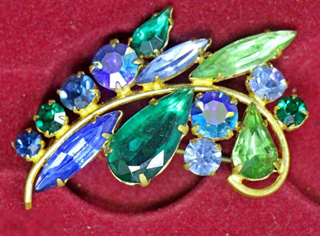 Винтажная брошь. Чешское стекло.  Латунь. Позолота.