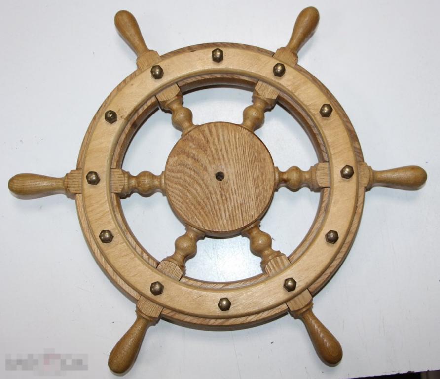 Штурвал советский сувенирный из дерева с латунными заклепками.