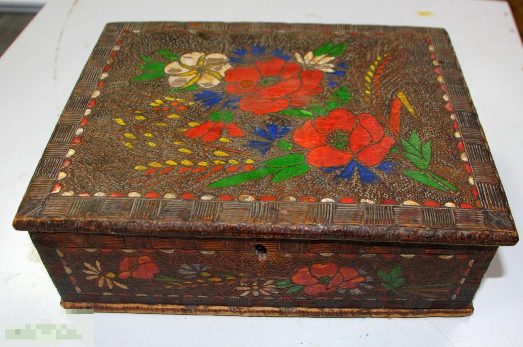 Шкатулка старинная ( 80-130 лет) с резьбой и росписью. Замок с клеймом DRGM