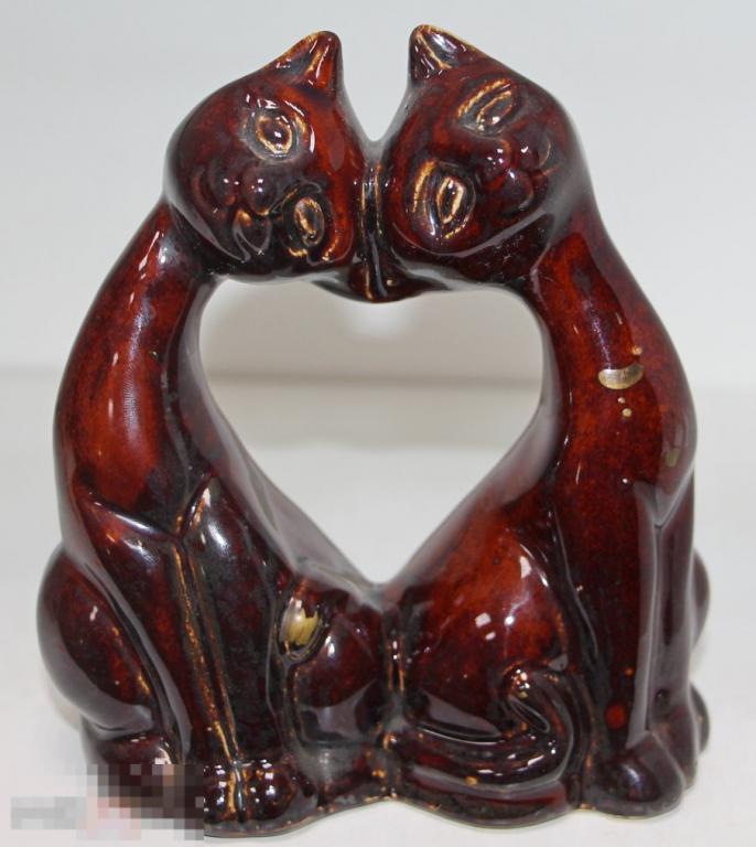 2 кошки с сердечком. Копилка.