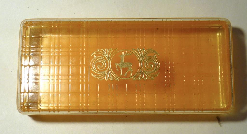 Коробка для хранения шкатулка для рукоделия ниток иголок вышивания СССР пластик