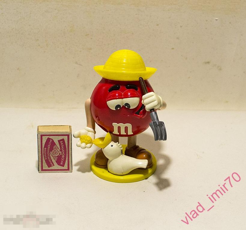 Фигурка игрушка M&M's красный Фермер дозатор, диспенсер конфет