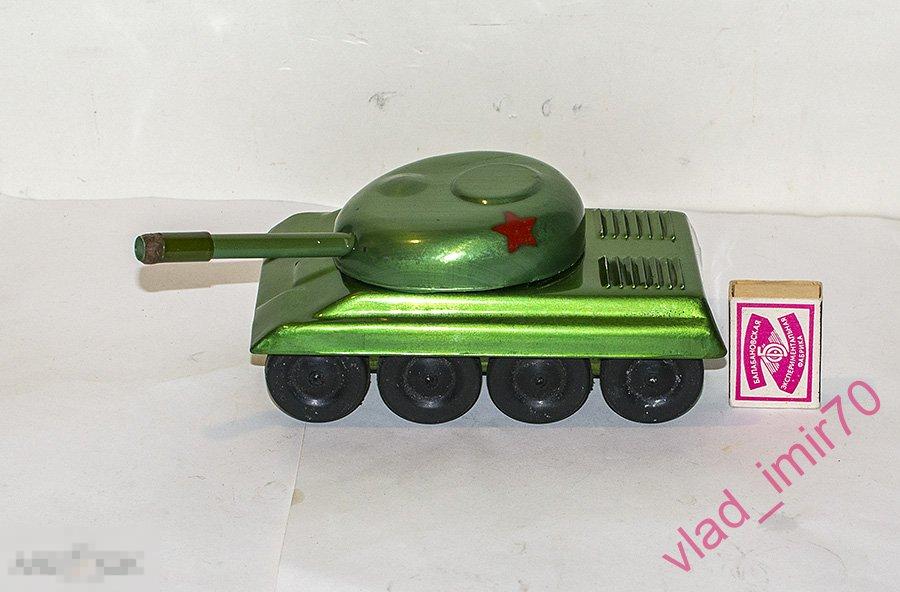 Игрушка Танк инерционная СССР металл