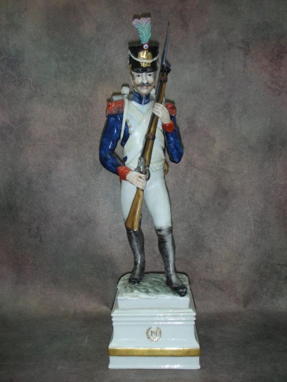 Статуэтка. Фарфор. Солдат. Фузилер пехотного полка. Cacciapuoti. Италия.