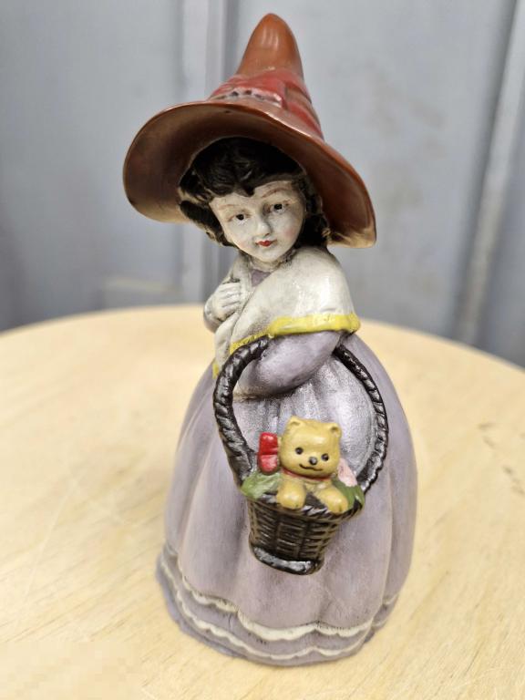 Колокольчик Октябрь SS-156. Венская бронза. Девочка с игрушкой. Красная шапочка.