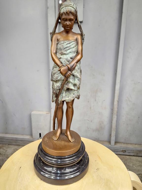 Девушка с коробом 050. Венская бронза. Статуэтка. Подставка для цветов.