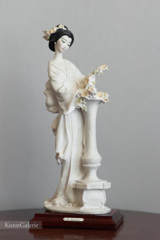 Восточная леди с колонной Giuseppe Armani статуэтка Florence Capodimonte 0403S, Оригинал
