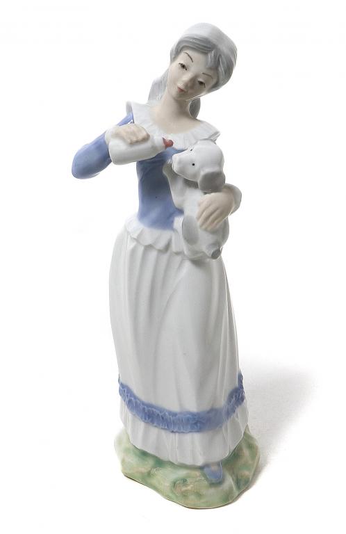 Фарфоровая фигура Девочка, кормящая щенка. Tengra
