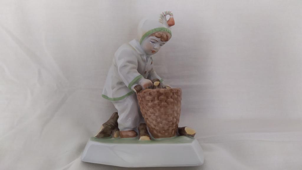 Статуэтка Мальчик собирает дрова Zsolnay Венгрия 1950-1960 г