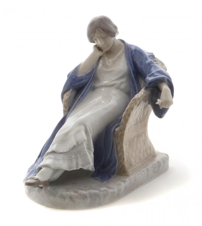 Фарфоровая фигура Женщина в кресле. Royal Copenhagen