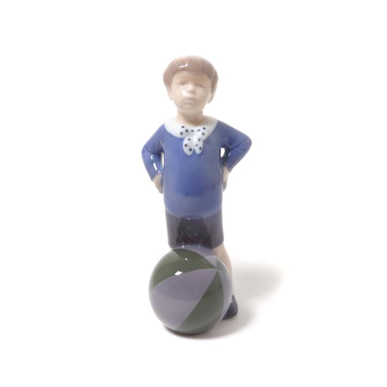 Фарфоровая фигура Мальчик с мячом Royal Copenhagen