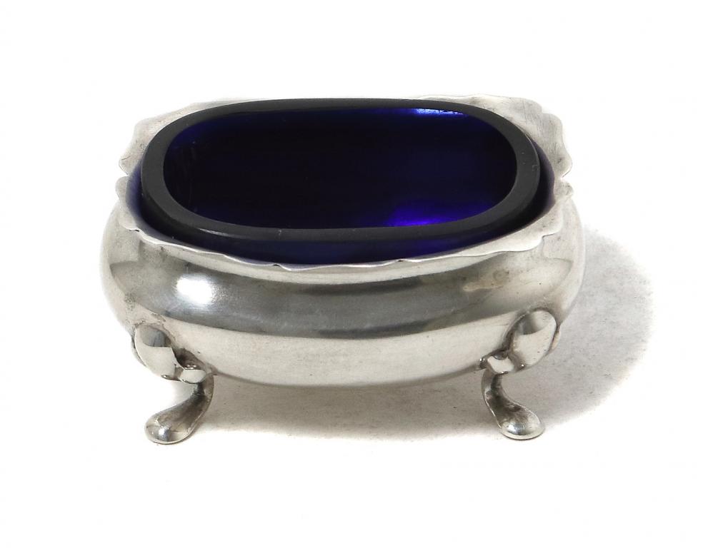 Серебряная солонка со стеклянной вставкой.  Англия, 1924 год.