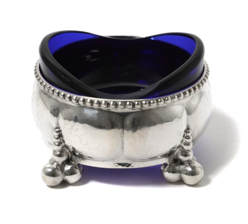 Серебряная солонка со вставкой из стекла. Швеция,  1919 год