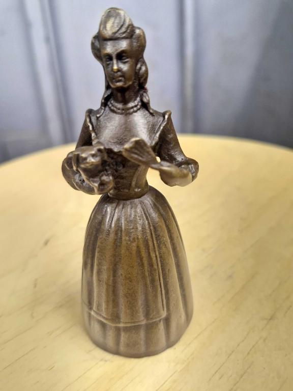 Колокольчик Дама с собачкой 393 Бронза.