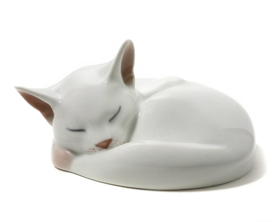 Фарфоровая фигура "Спящая кошка". Royal Copenhagen