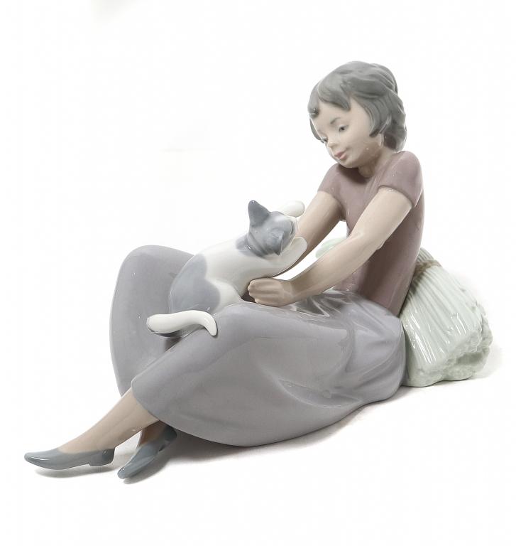 Фарфоровая фигура "Девочка с котом". NAO by Lladro