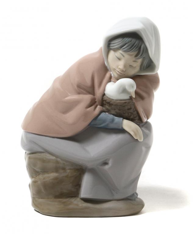 Фарфоровая фигура "Девочка с уткой". NAO by Lladro