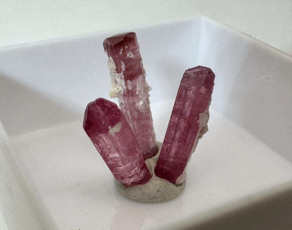 Розовый турмалин, набор из трех кристаллов с головами