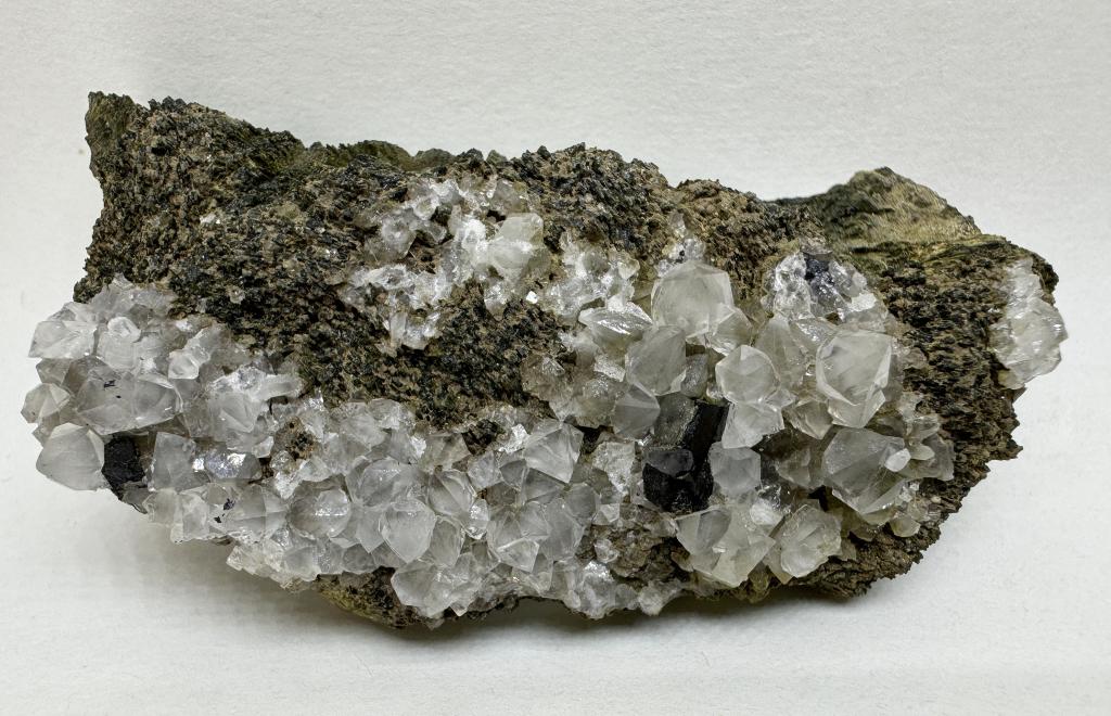 Кристаллы кварца и ильваита на геденбергите