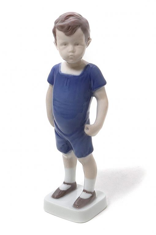 Фарфоровая фигура Мальчик в шортах Bing & Grondahl.