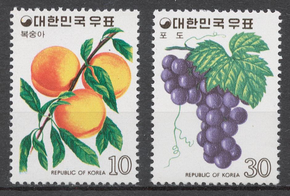 Корея Южная 1974 Mi# 922-23** ФРУКТЫ