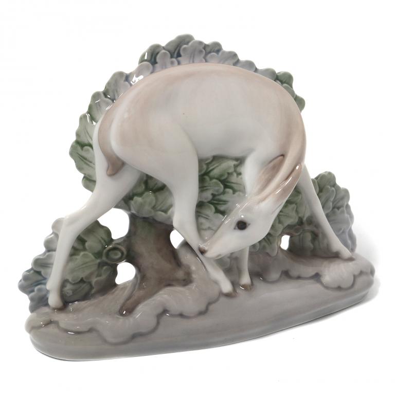 Фарфоровая фигура "Олень с деревом". Royal Copenhagen