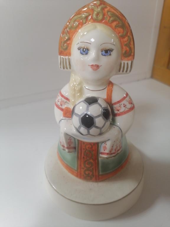 Фарфоровая девица с мячем