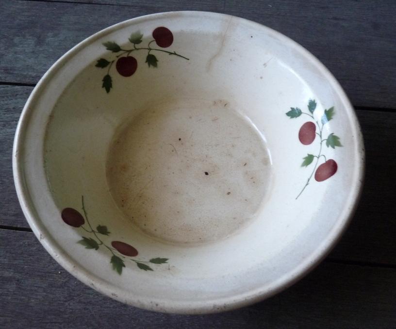 Тарелка глубокая, глазурованная, вишни, завод им. Калинина Конаково, 1940-1946 гг.