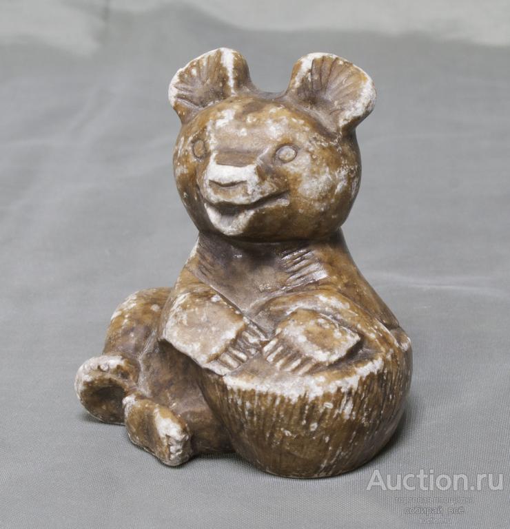 Статуэтка Медведь с корзиной, камень, высота 6,5 см  (70)