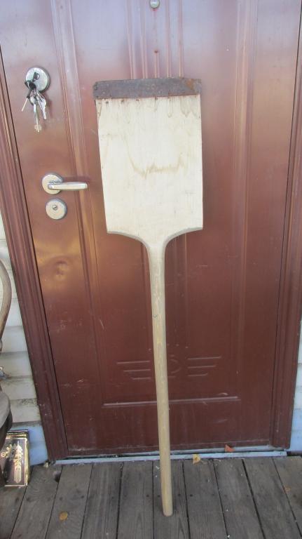 Лопата для вынимания хлеба из русской печи.
