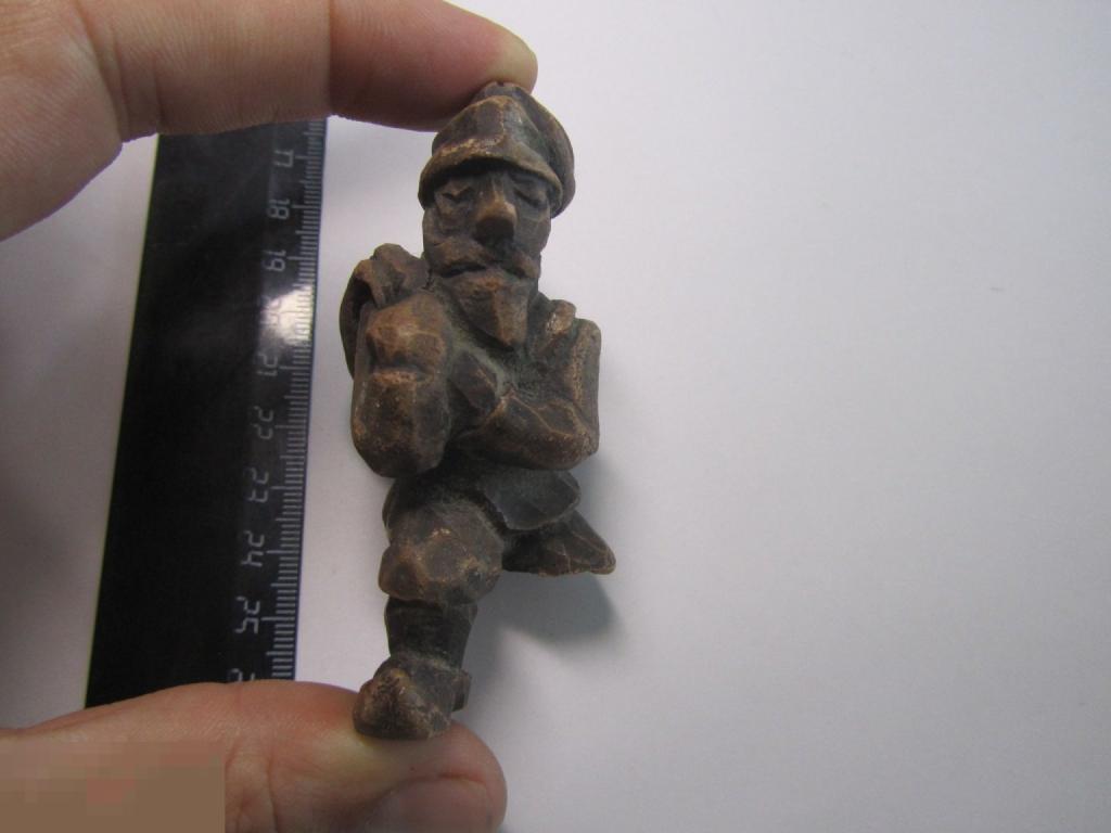 Старинная глиняная игрушка статуэтка