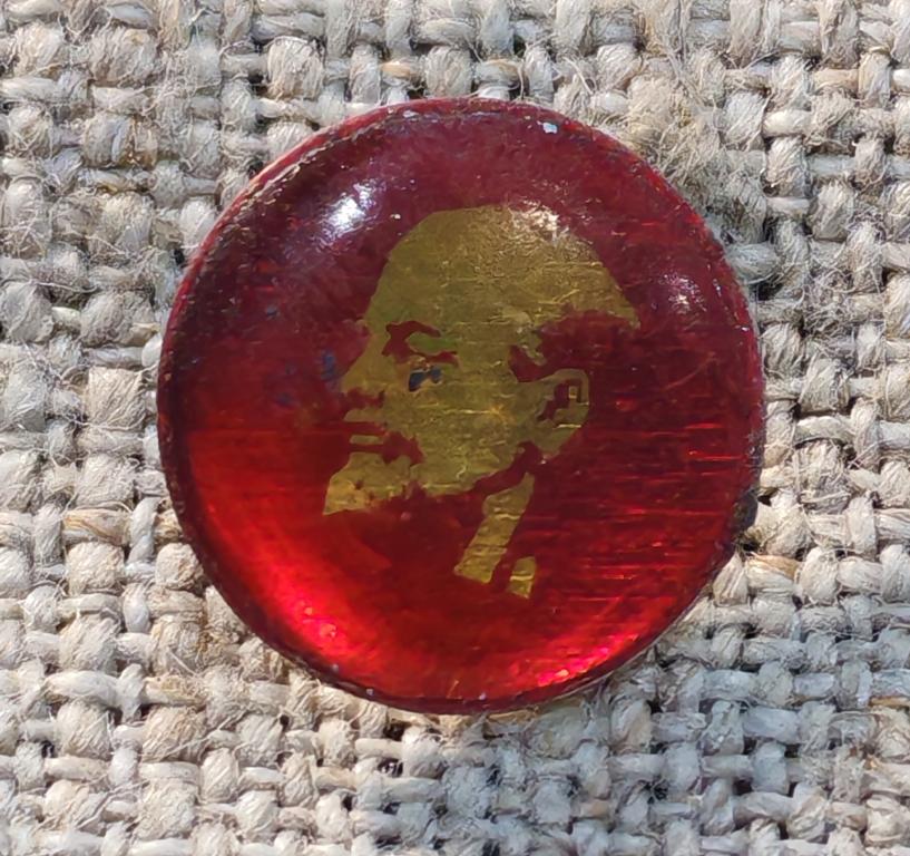 В. И. Ленин, красное оргстекло, петличное крепление, Лениниана, СССР. (2)