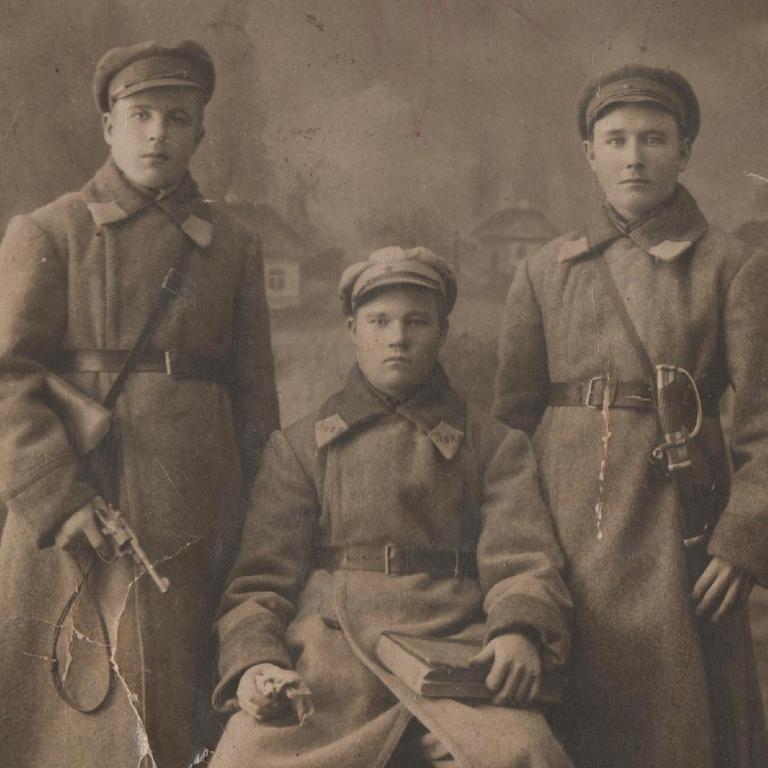Фото красноармейцев в «цветных» шинелях образца 1925 года (92842)
