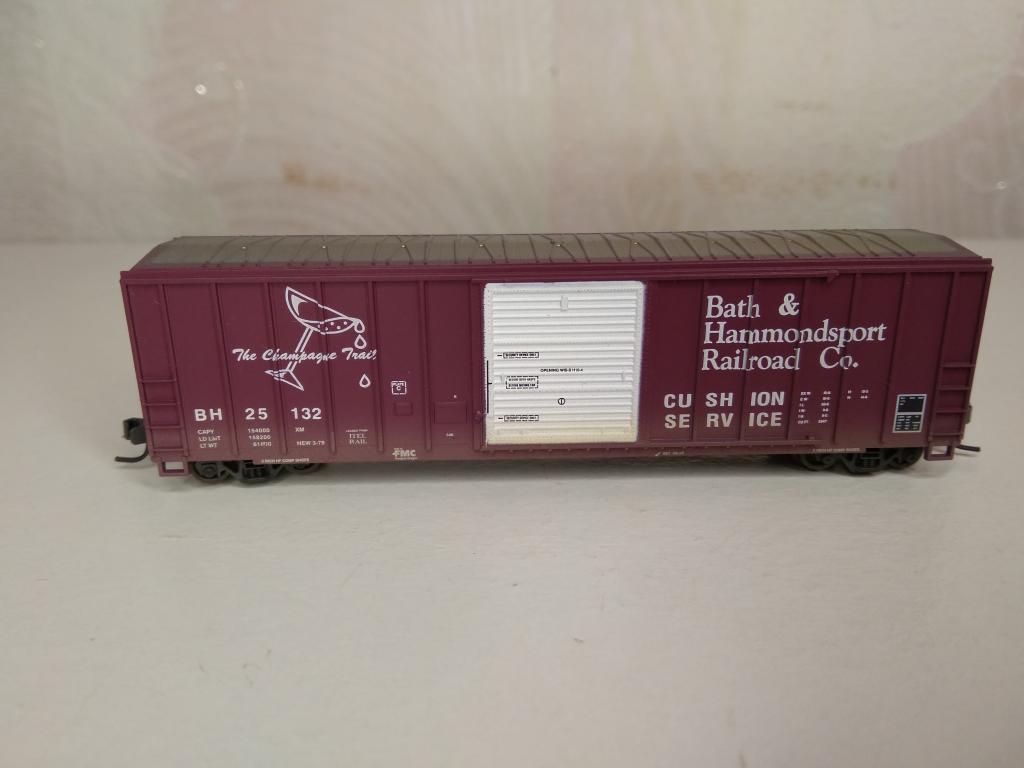 9мм.(N) Athearn 50 футовый крытый вагон FMC B&H фабрично состарен