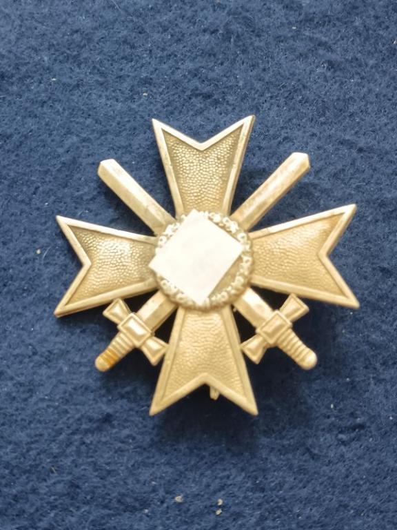 Нагрудный знак « Крест военных заслуг с мечами КВК » 3 рейх, Германия