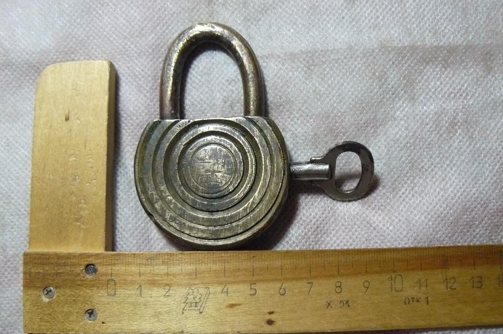 Бронзовый замок. винтовой с ключом.