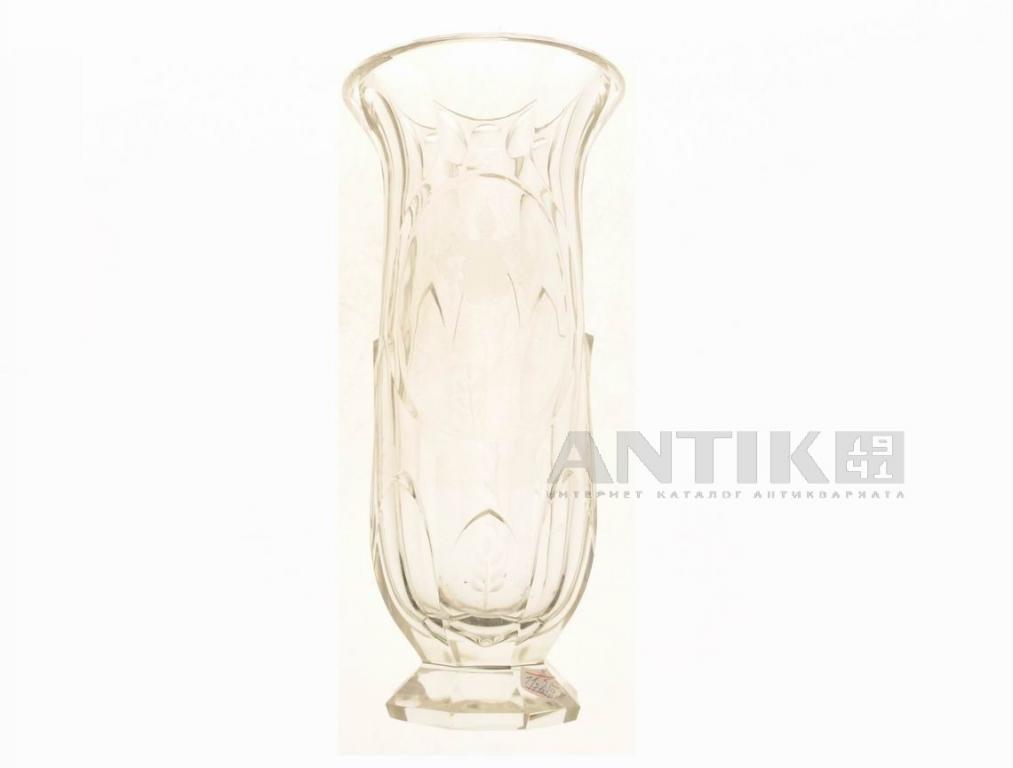 Хрустальная ваза с резным гербом.