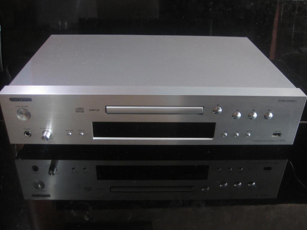 CD проигрыватель Onkyo C-7070 Silver