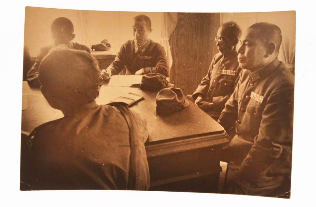 Фото с японскими офицерами, 1945 год