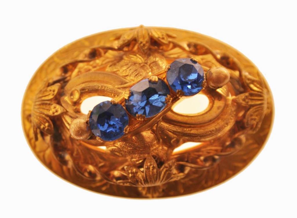 Большая брошь с синими камнями.