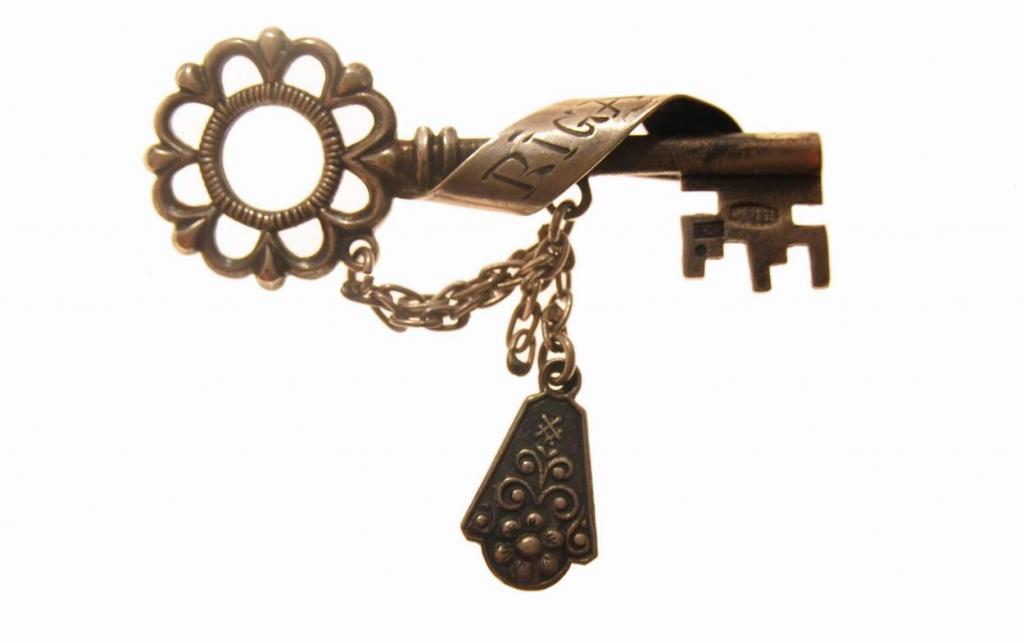 Фрачный значок с ключиком