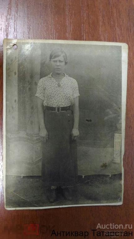 Фотография Женщина в Белой Блузе с брошью