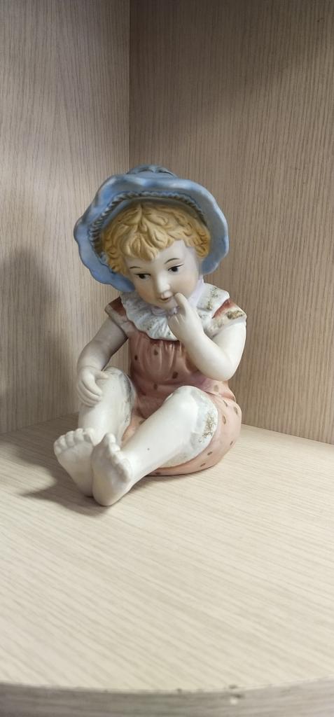 Фигурка " Девочка сидит " . Фарфор. Бисквит . Европа .