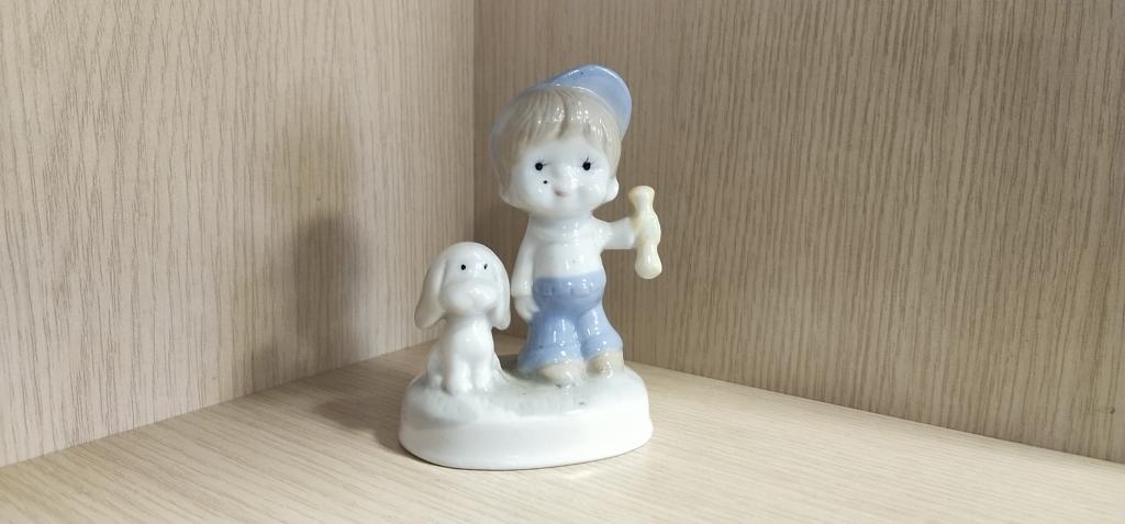 Фигурка " Мальчик с собакой" Германия. Фарфор.