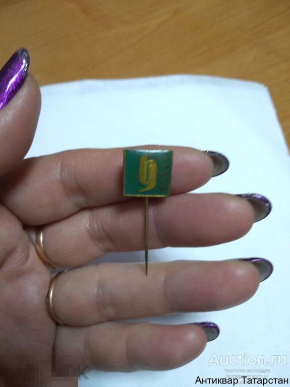 Значок на игле  иностранный логотип  металл слюда по 50 рублей