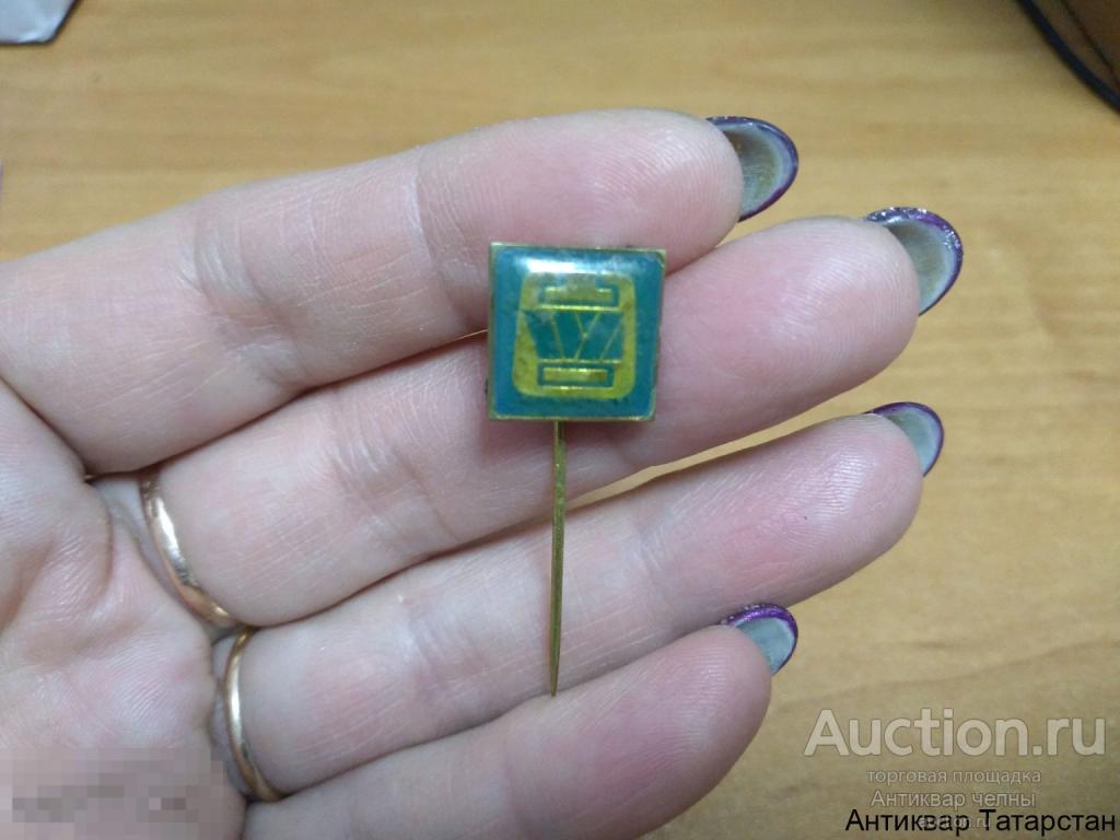 Значок на игле иностранный логотип металл стекло тяжёлый  по 50 рублей